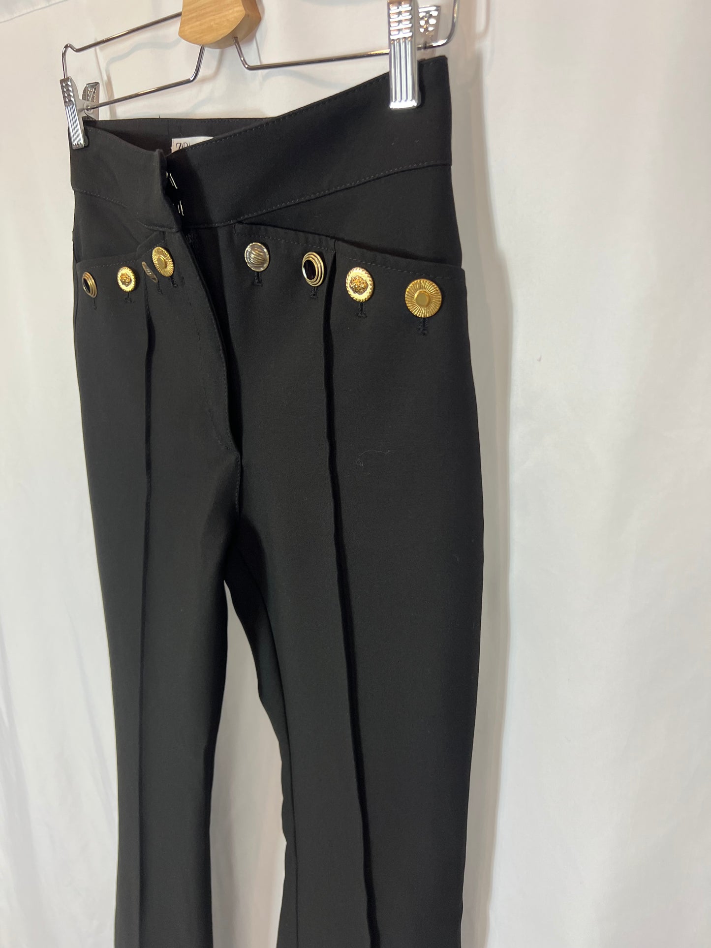 ZARA. Pantalón negro pinza detalle abalorios. T XS