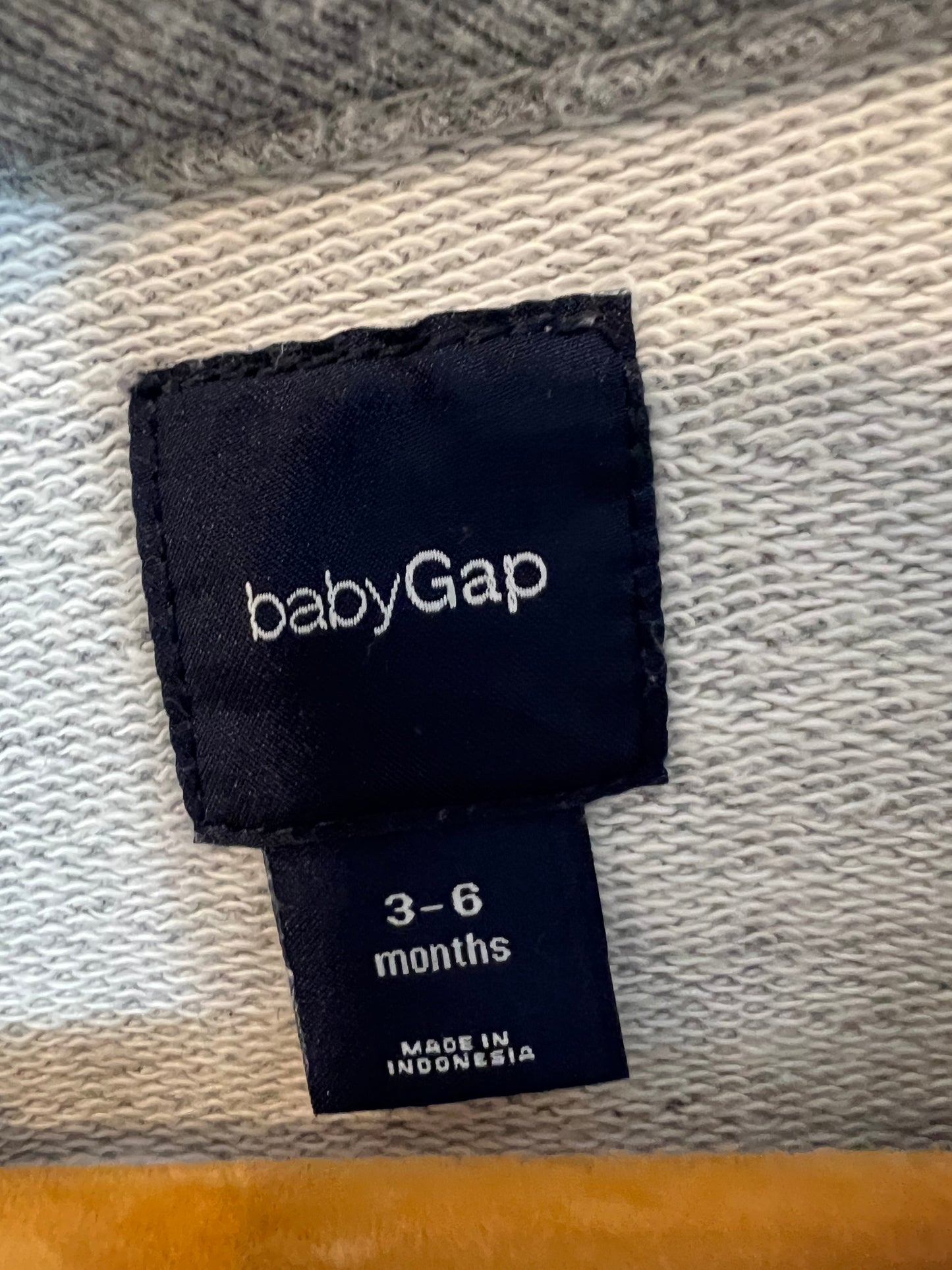 GAP. Sudadera gris letras. T 3-6 meses