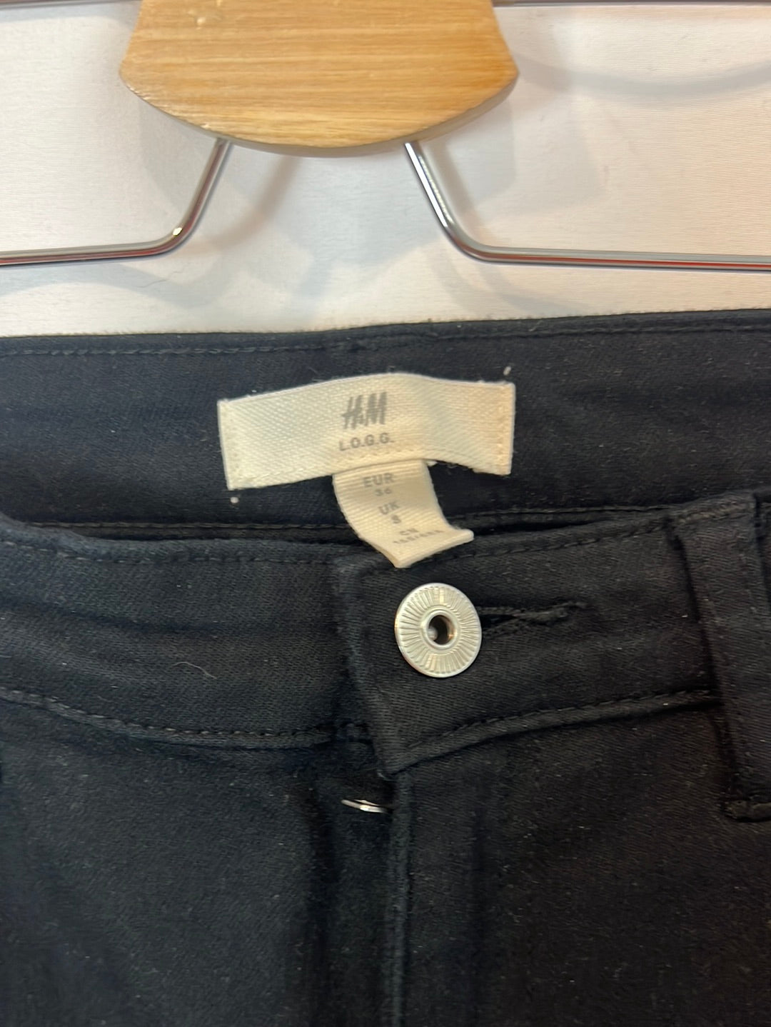 H&M. Pantalón negro pitillo T.36