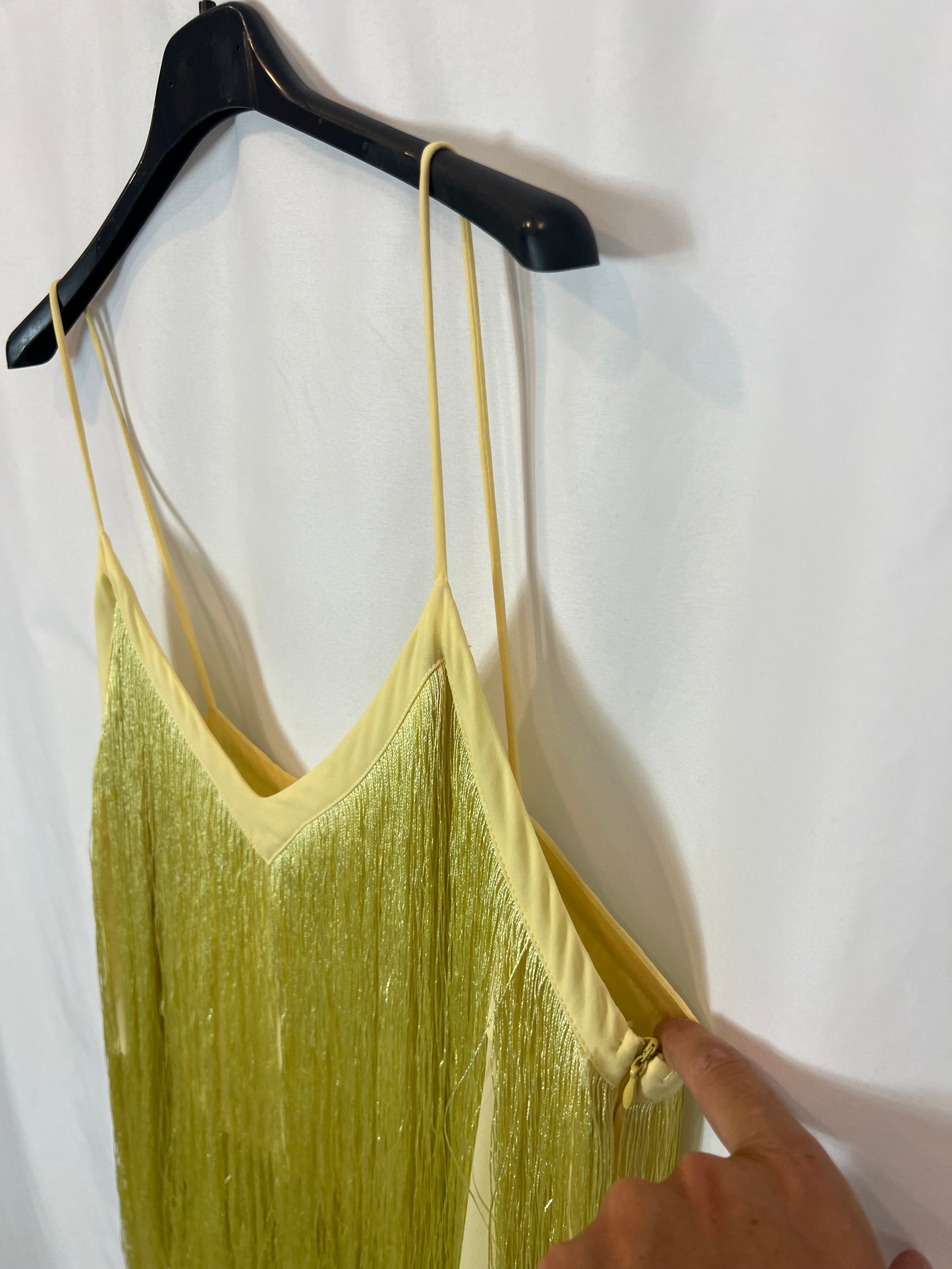 ZARA. Vestido amarillo flecos T.l