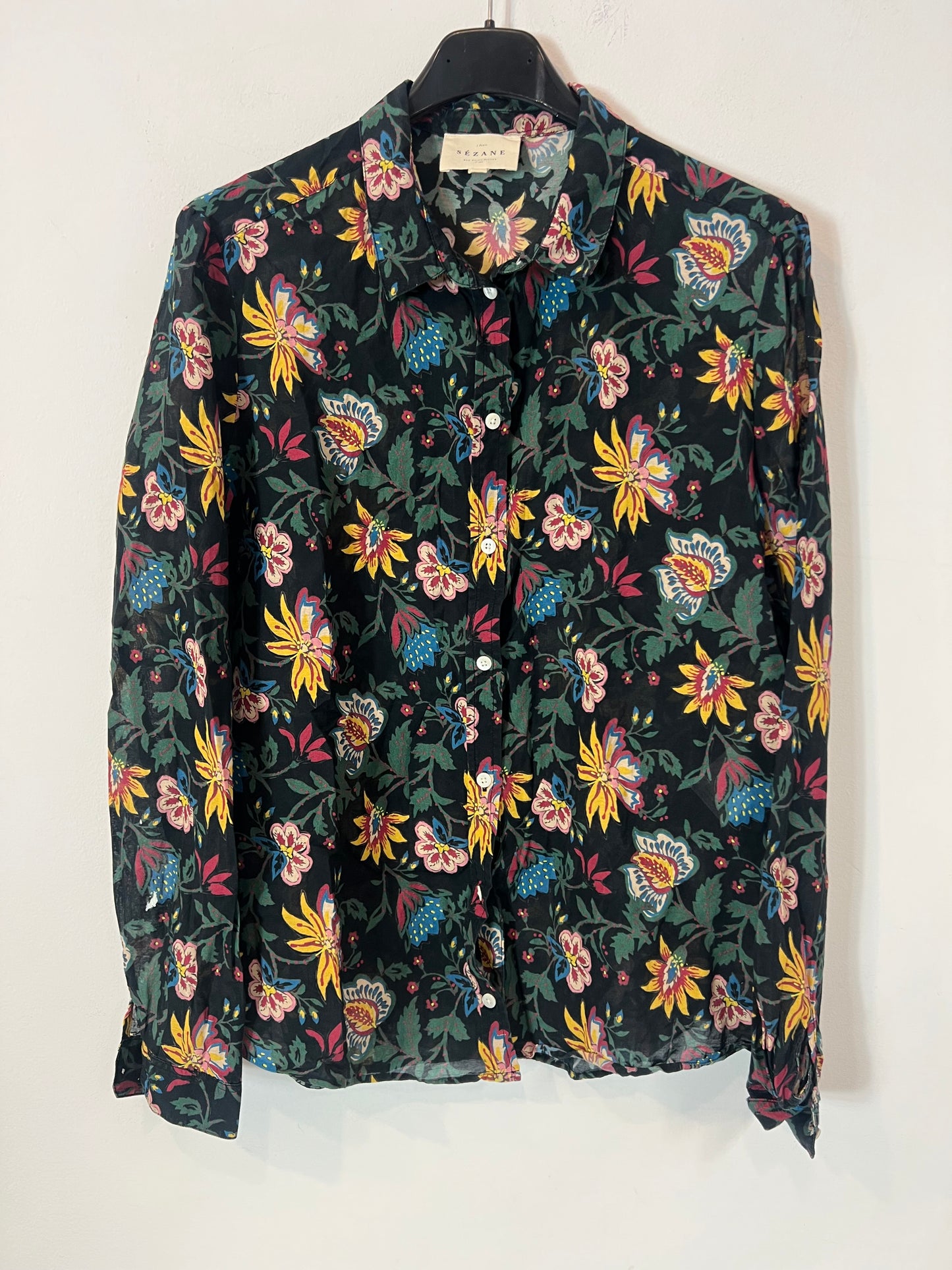 SEZANE. camisa negra flores T.36