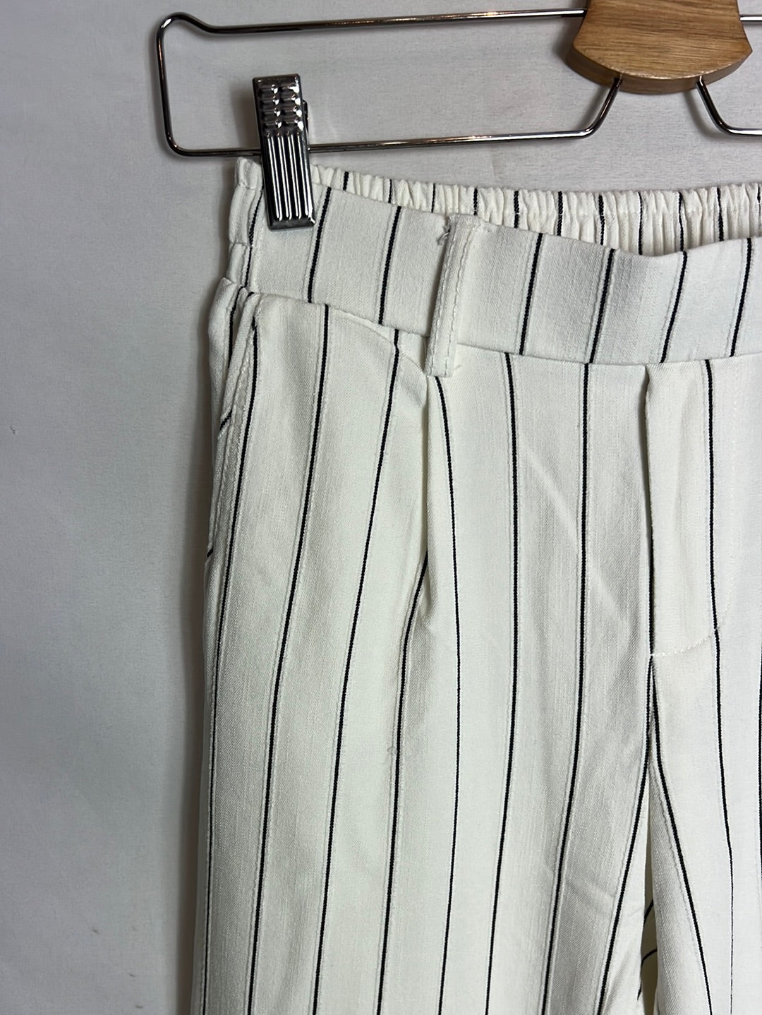 BERSHKA. Pantalón blanco rayas fluido. T S