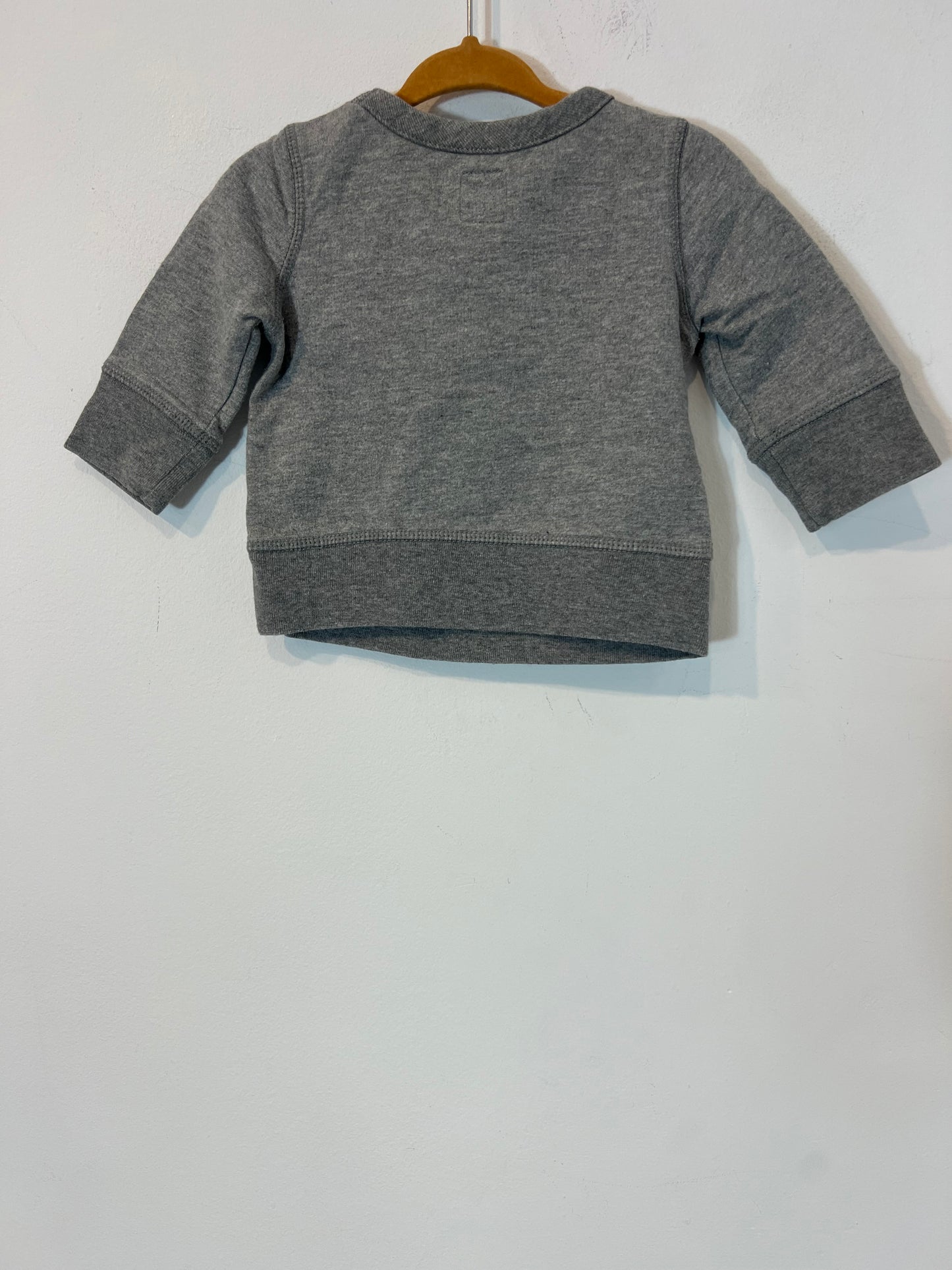 GAP. Sudadera gris letras. T 3-6 meses