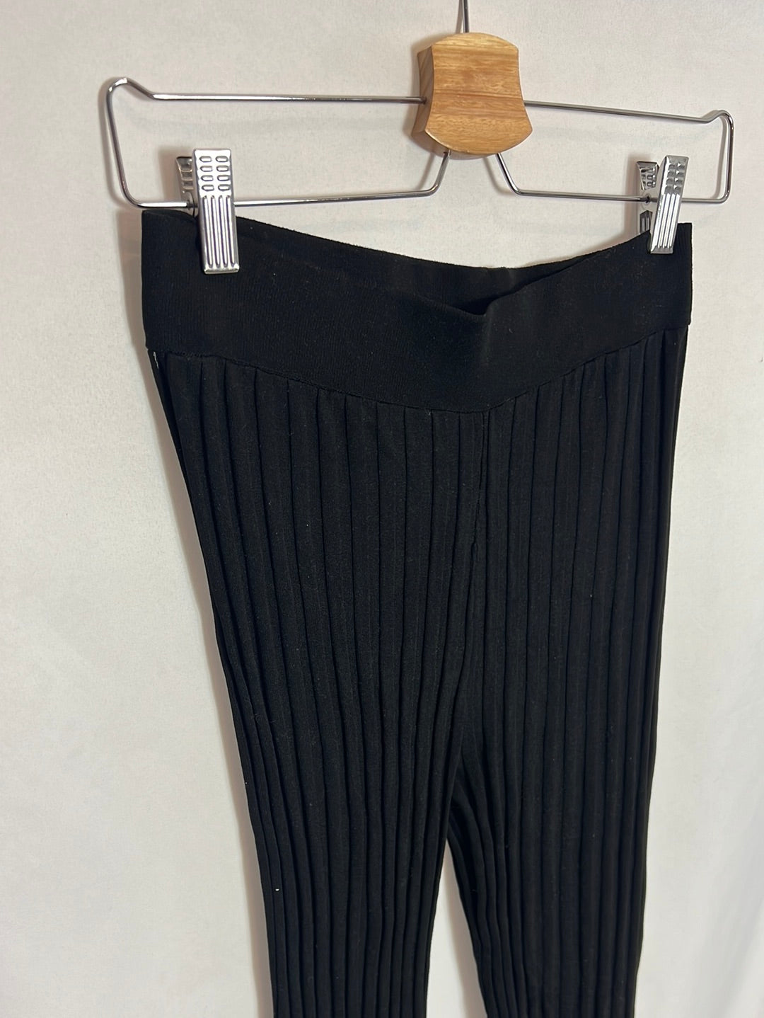 MANGO. Pantalón negro canalé T.s