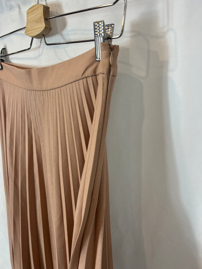 ZARA. Falda midi beige plisada. T M