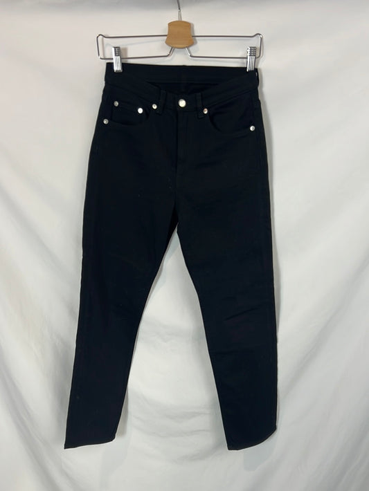 ARKET. Denim negro cropped. T 27 (36)