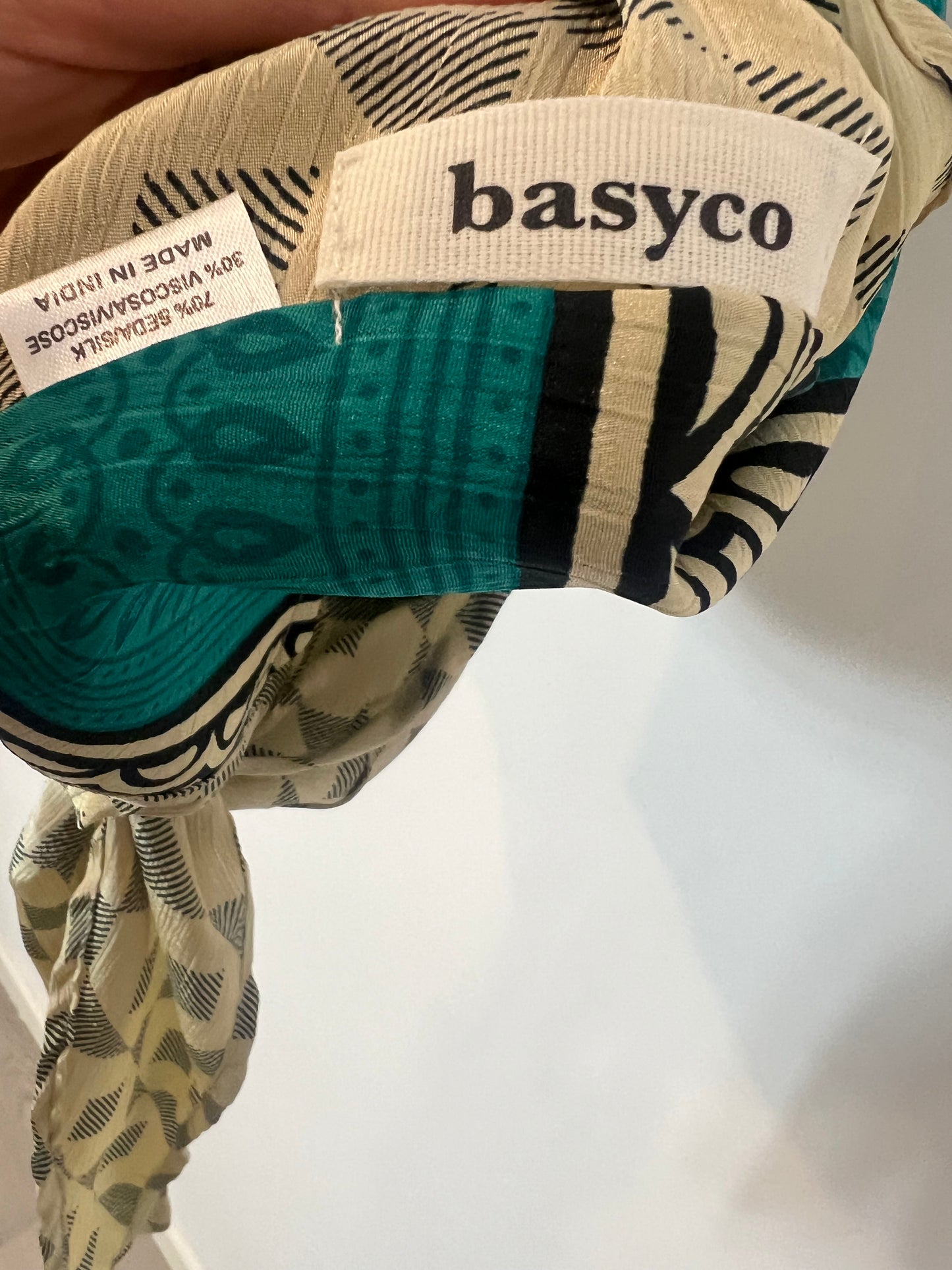 BASYCO. Top estampado anudado seda verdes. TU (S/M)