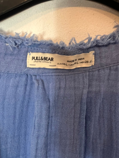 PULL&BEAR. Sobre camisa azul textura. T M/L