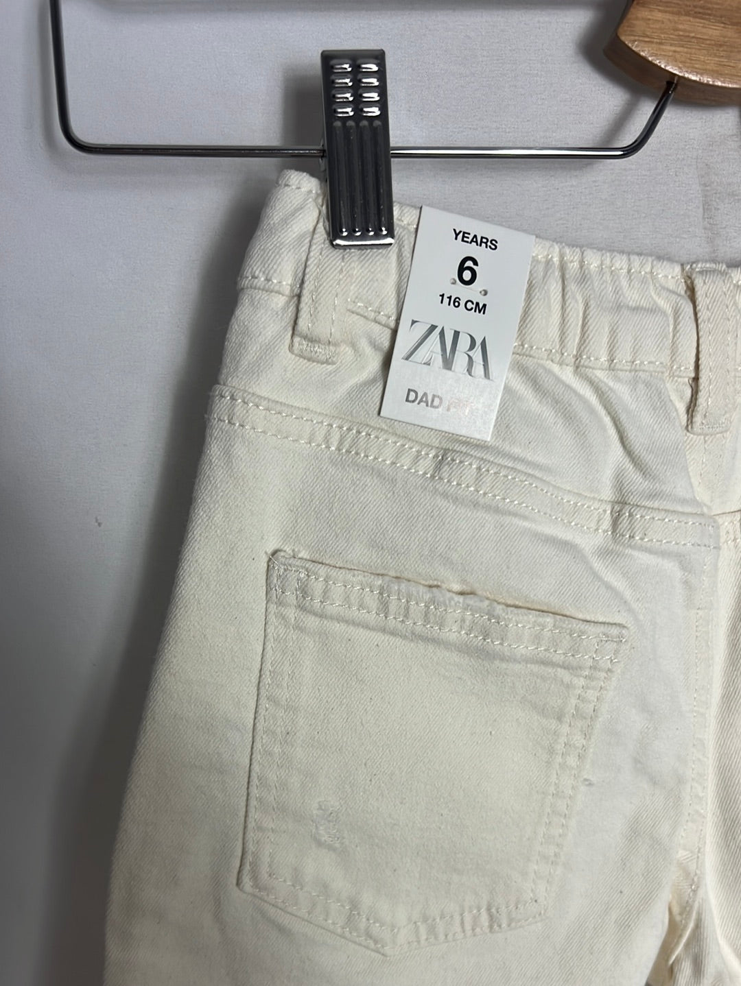 ZARA. Pantalón denim blanco roto  T 6 años