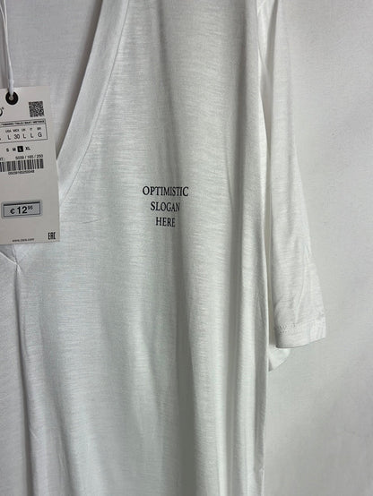 ZARA. Camiseta blanca cuello pico slogan. TL