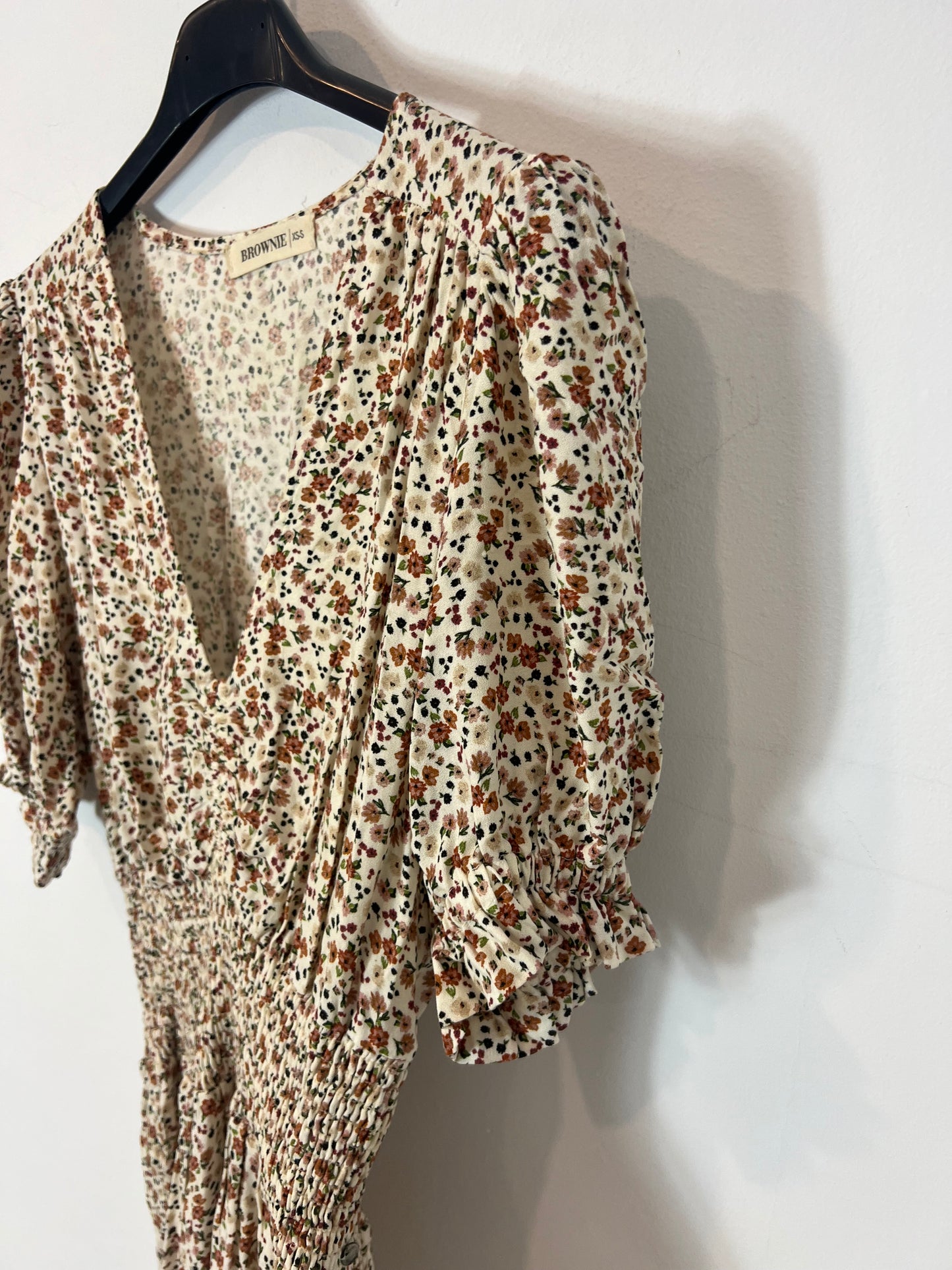 BROWNIE. Vestido corto beige flores. TXS/ S