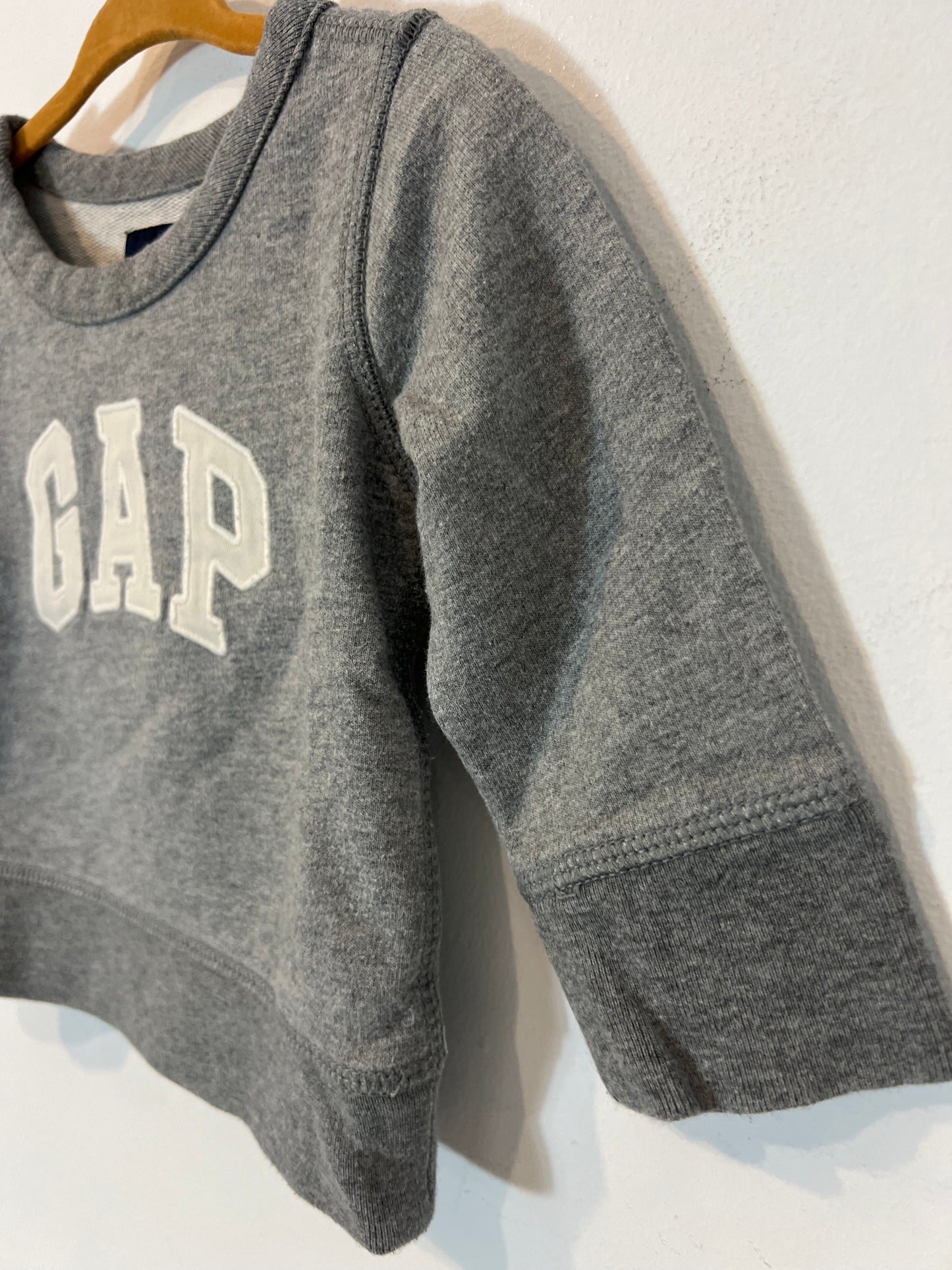 GAP. Sudadera gris letras. T 6-12 meses