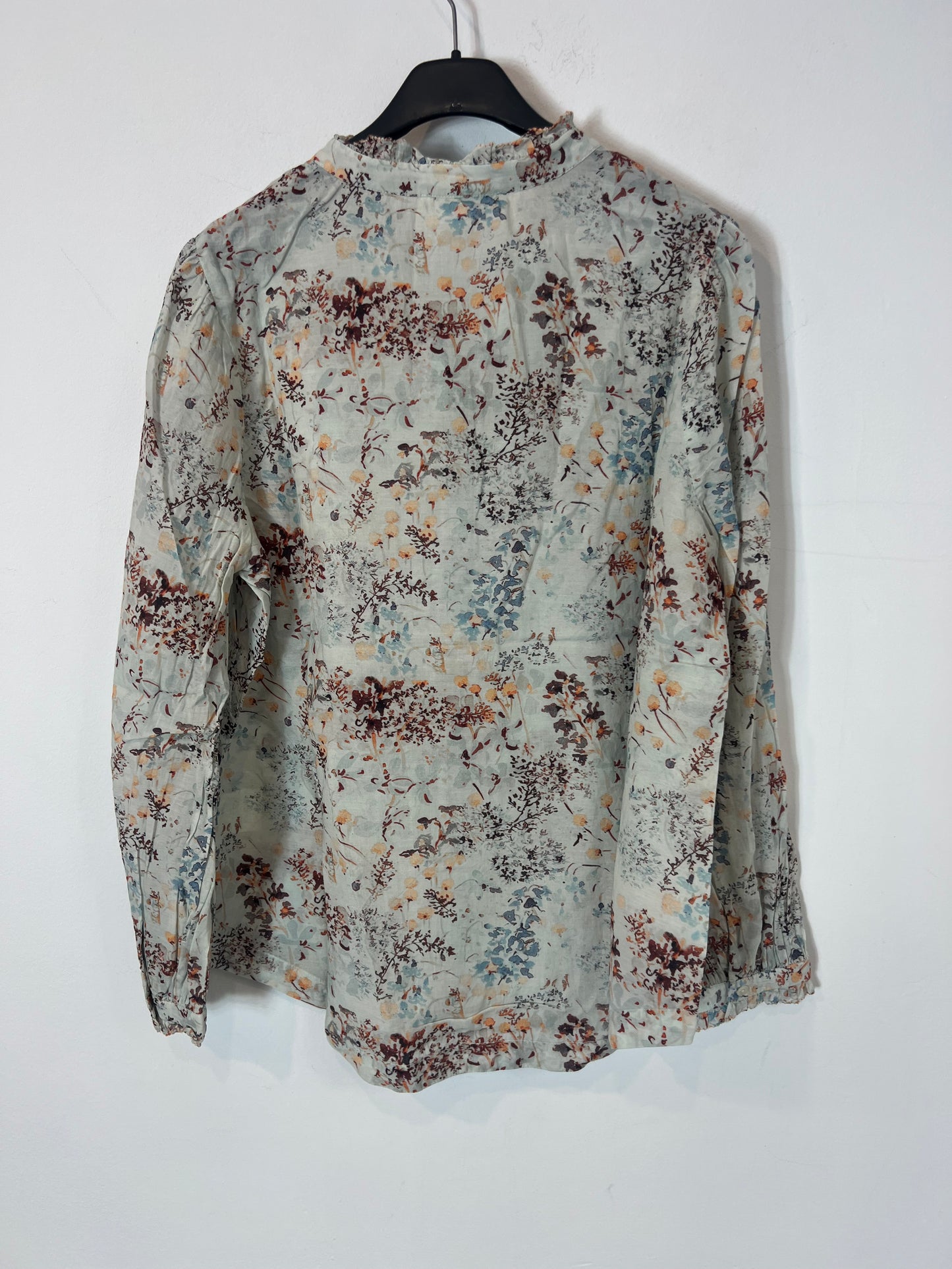 INDI & COLD. Blusa fluida flores cuello volante. T M