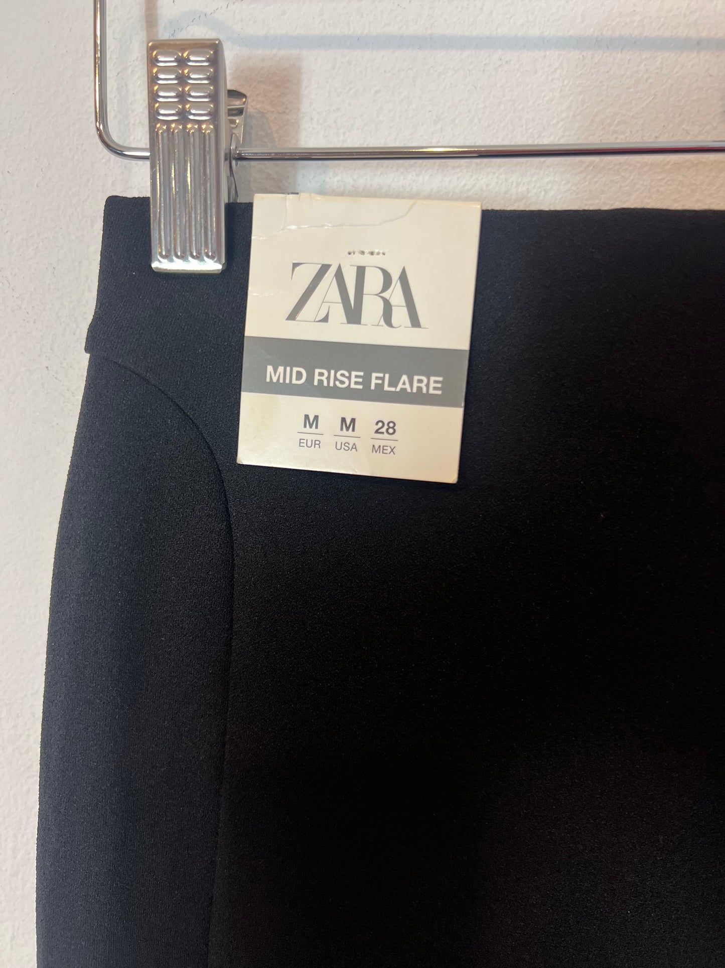 ZARA. Pantalón negro elástico. T M