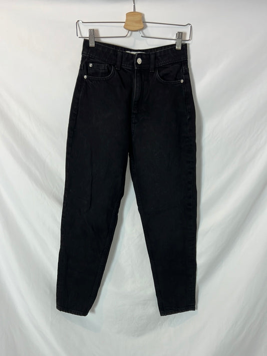 ZARA. Denim negro estilo mom fit. T 34