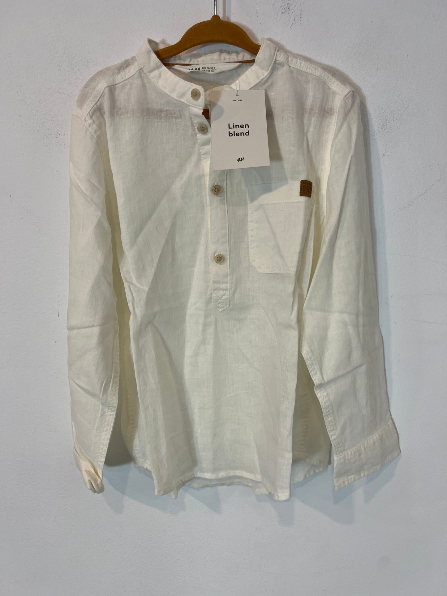 H&M. Camisa lino color crudo cuello mao. T 5-6 años