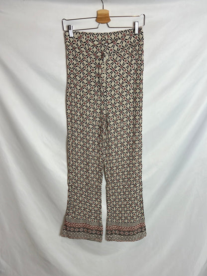 PULL&BEAR .Pantalón fluido beige estampado. T M