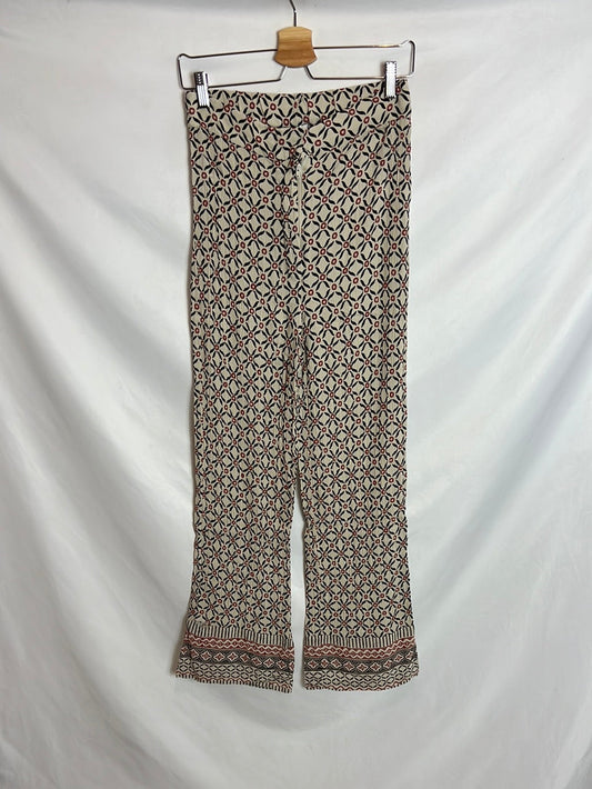 PULL&BEAR .Pantalón fluido beige estampado. T M