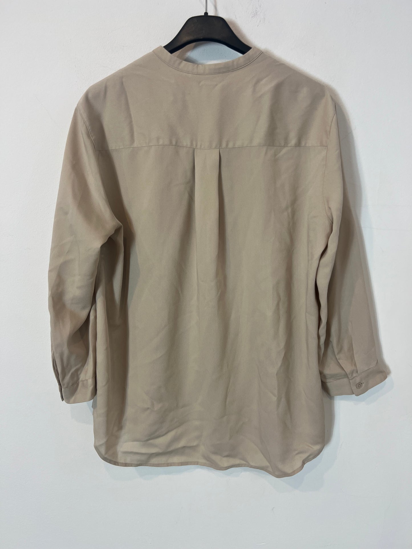 UNIQLO. Blusa beige fluida. T S