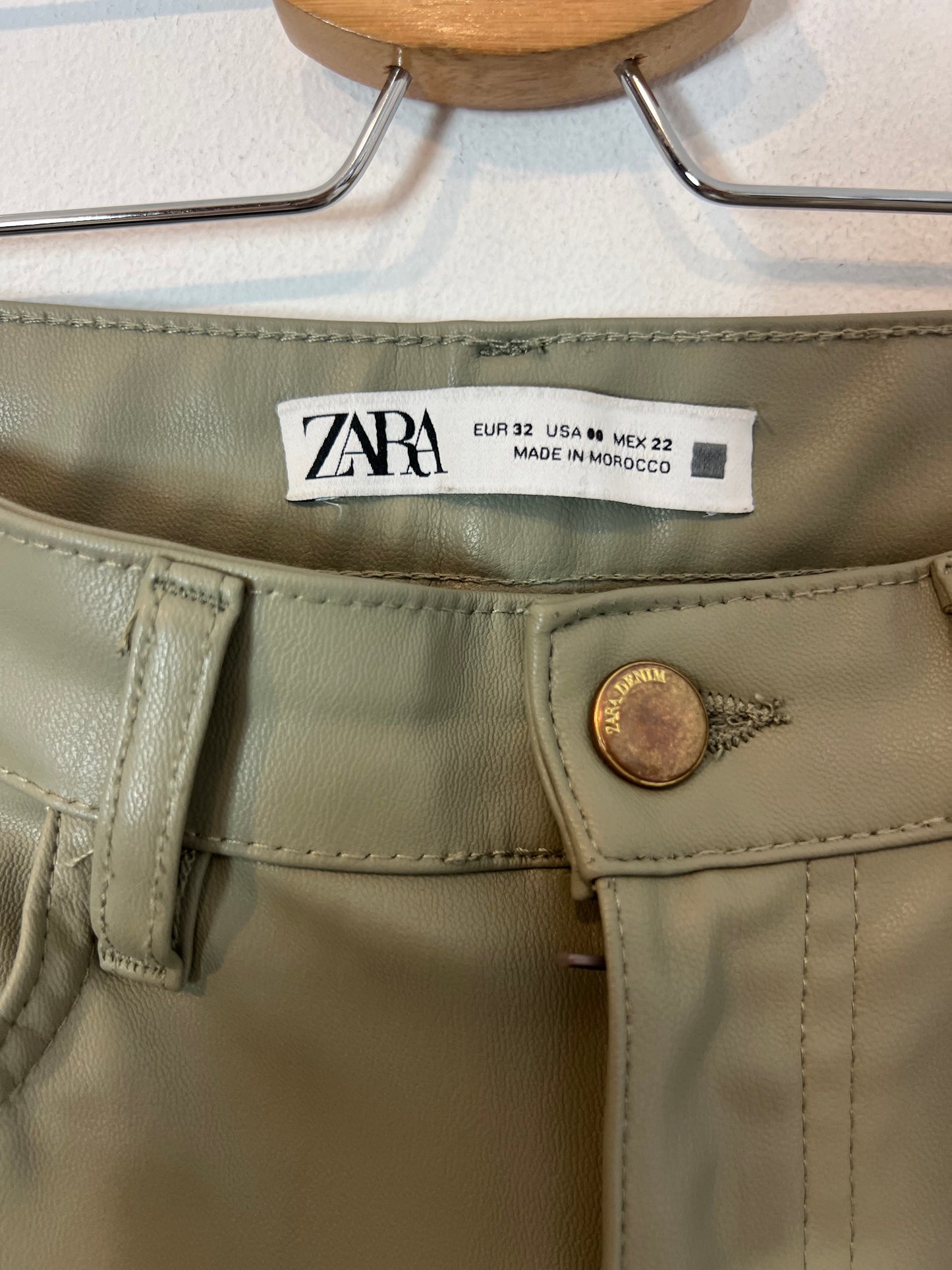 ZARA. Pantalón efecto piel verde T.32