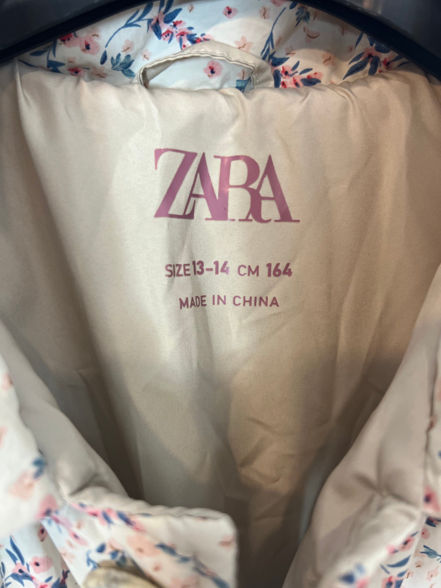 ZARA. parka impermeable flores T.13-14 años