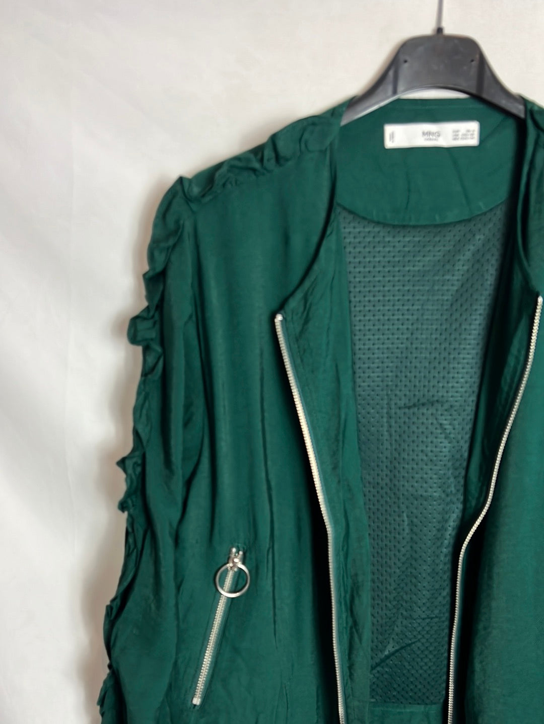 MANGO. Chaqueta verde detalle volante. T XS/S