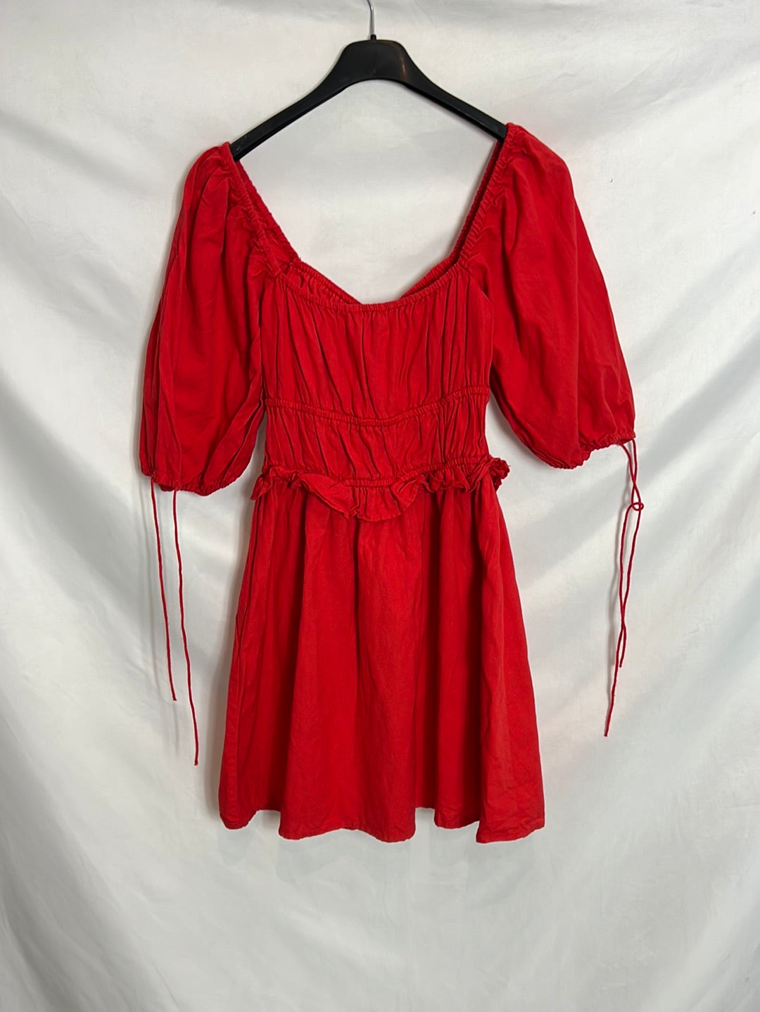 BERSHKA. Vestido corto rojo fruncidos. T M