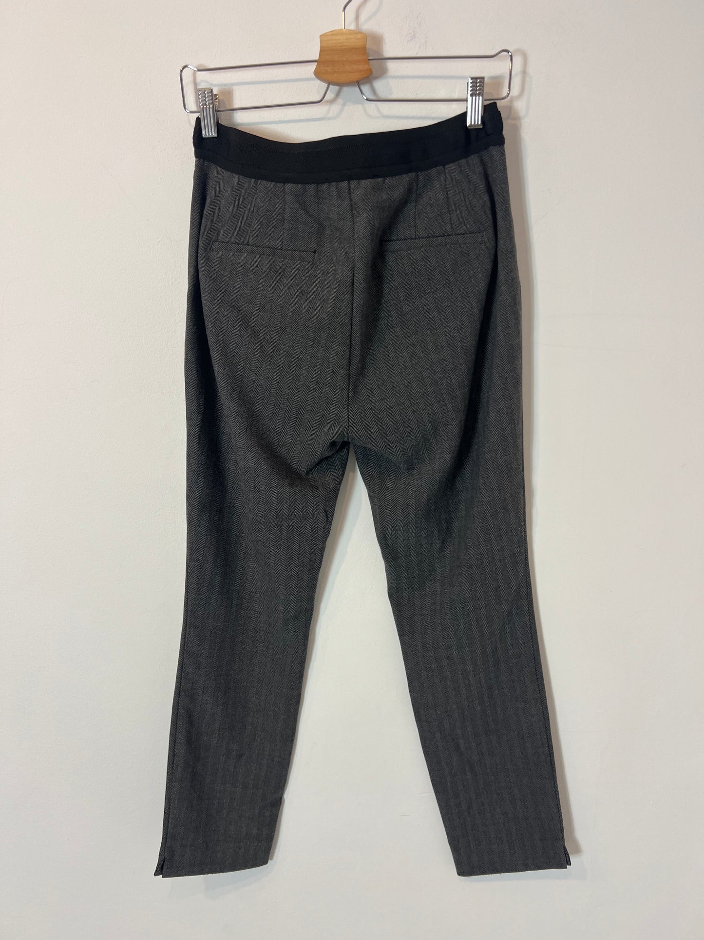 ZARA. Pantalón espiga gris T.m