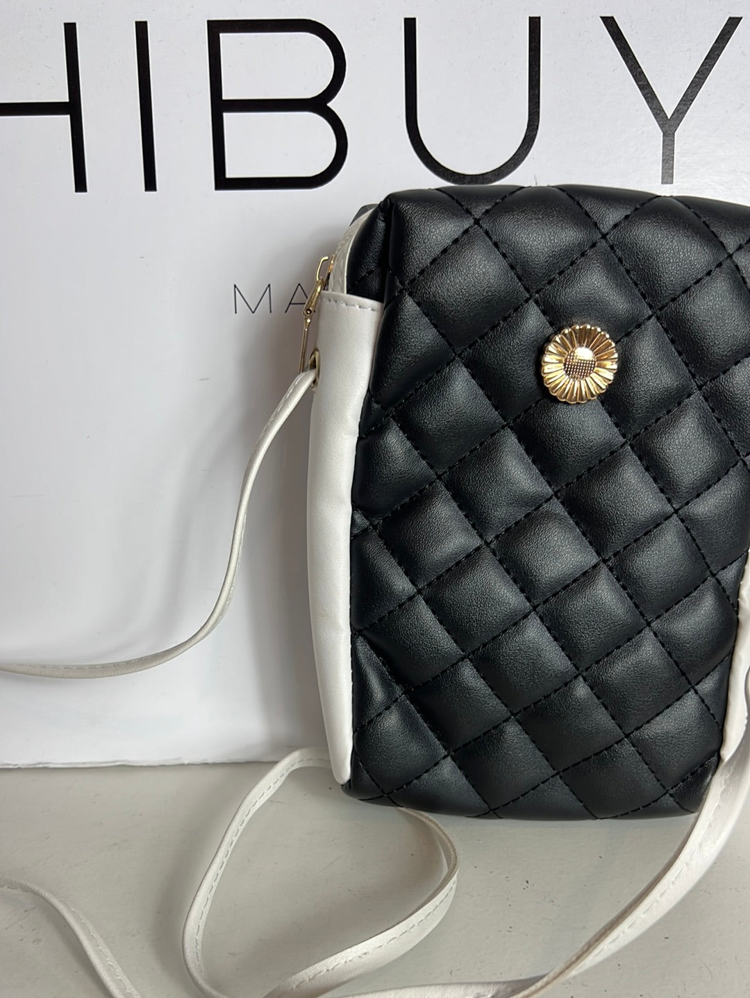 OTRAS. Bolso mini acolchado negro y blanco