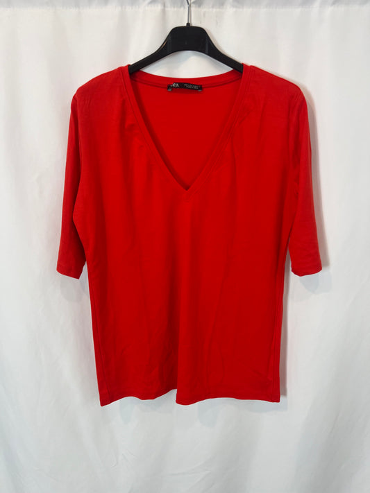 ZARA. Camiseta roja cuello pico. T L