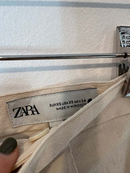 ZARA. Pantalón beige textura efecto falda. T XS