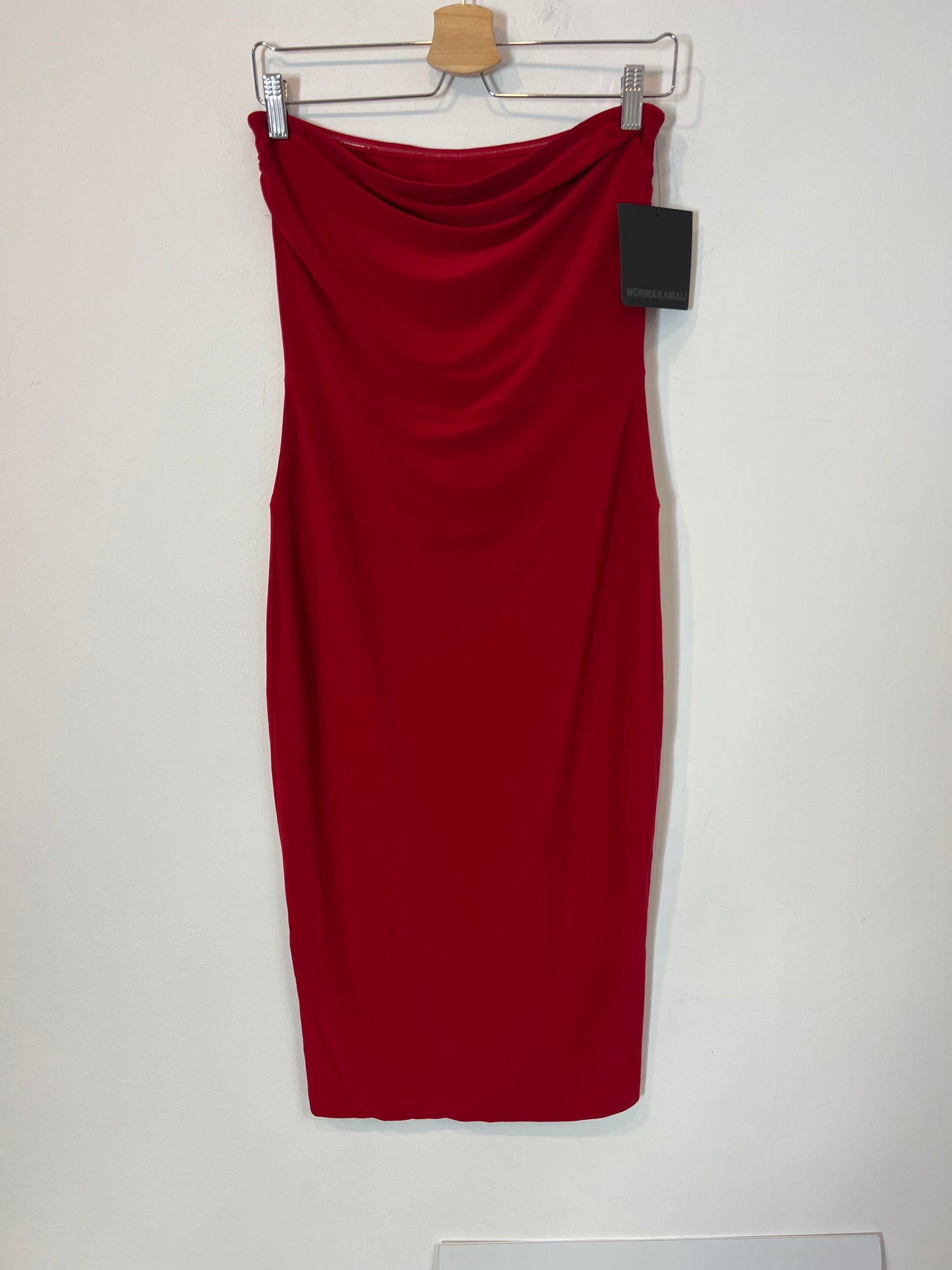 NORMA KAMALI. Vestido midi rojo T.m