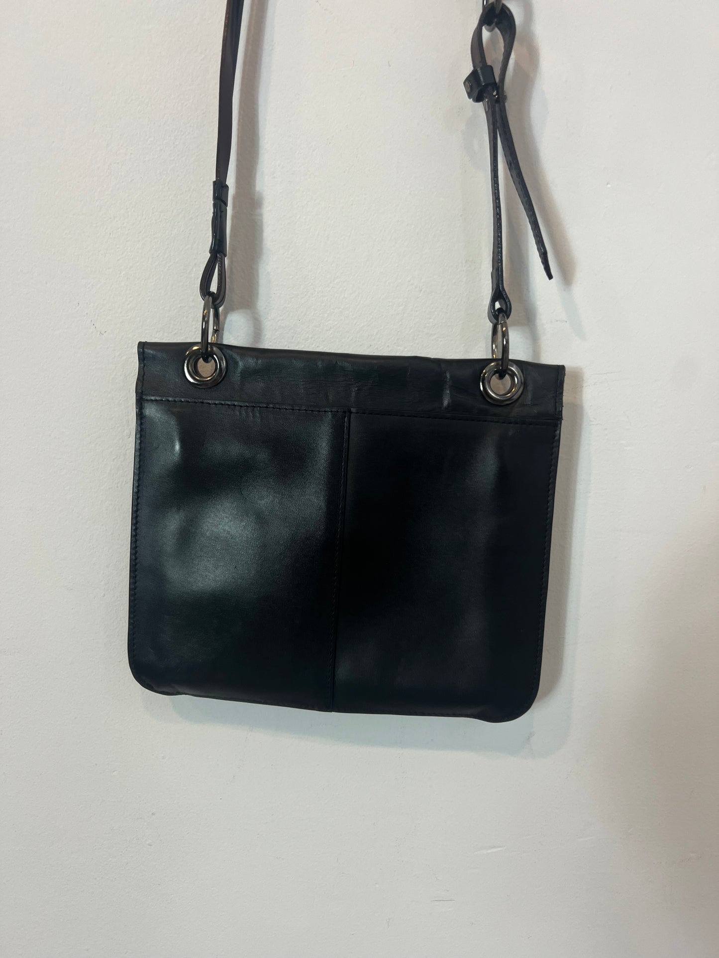 MART BAG. Bolso plano piel negro