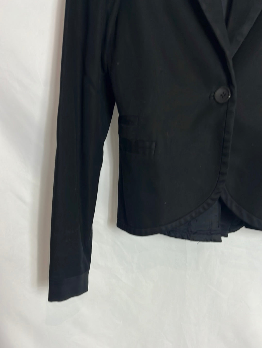 MANGO. Blazer negra detalle hombros. T 36