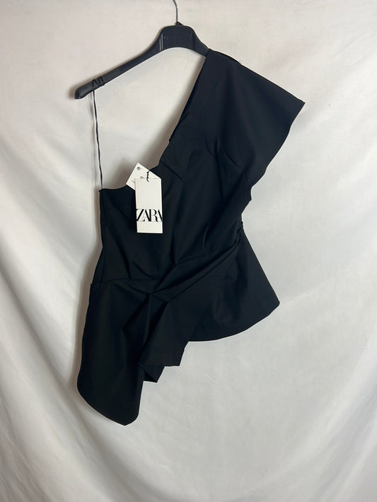 ZARA. Top negro asimétrico. T M