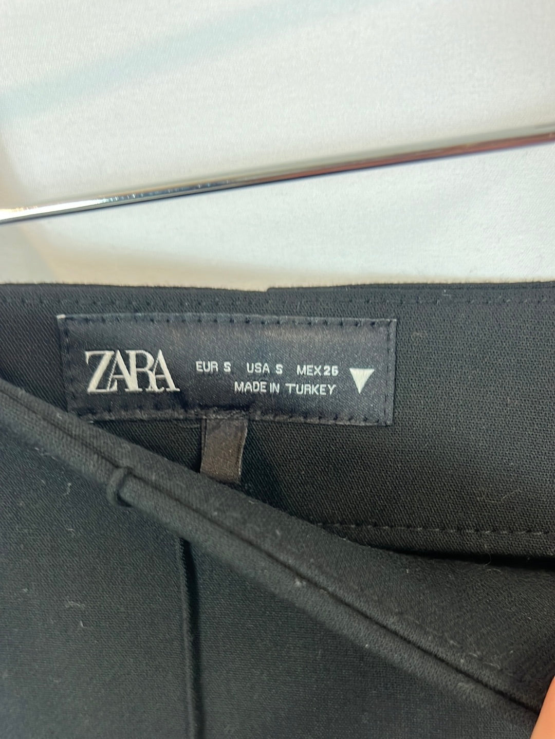 ZARA. Pantalón negro recto pinzas. T S