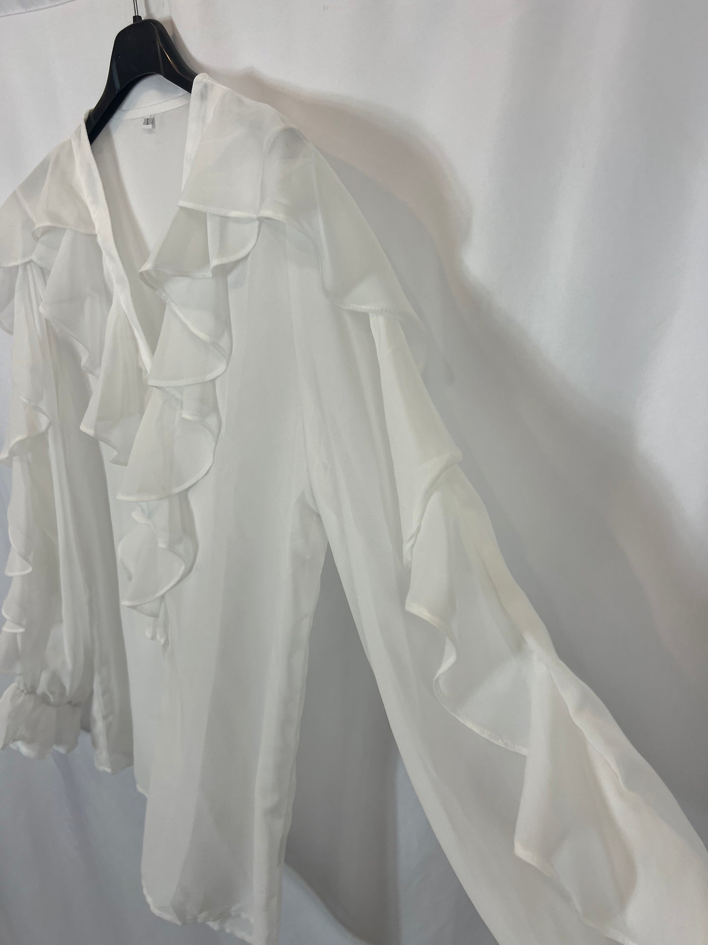 OTRAS. Blusa blanca fluida detalle volante. T L