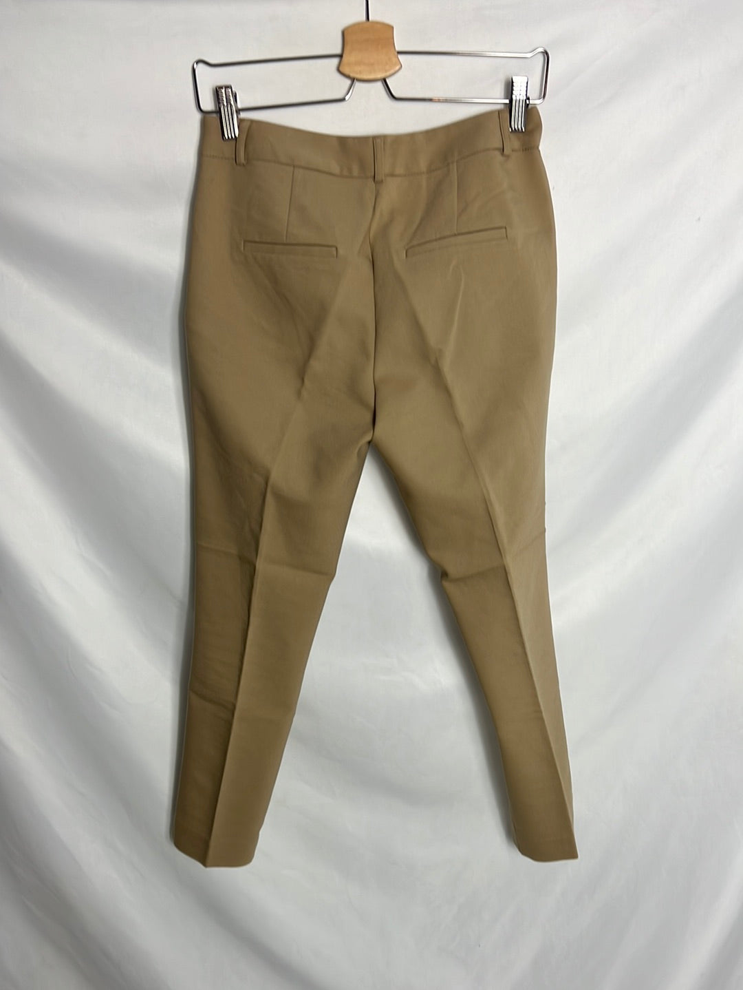 ZARA. Pantalón beige pinzas. T 36