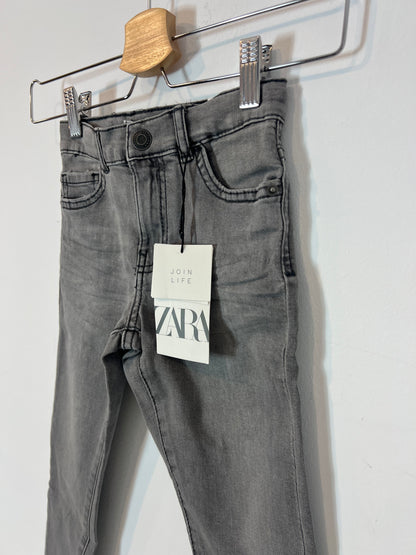 ZARA. Denim pitillo gris. T 6 años