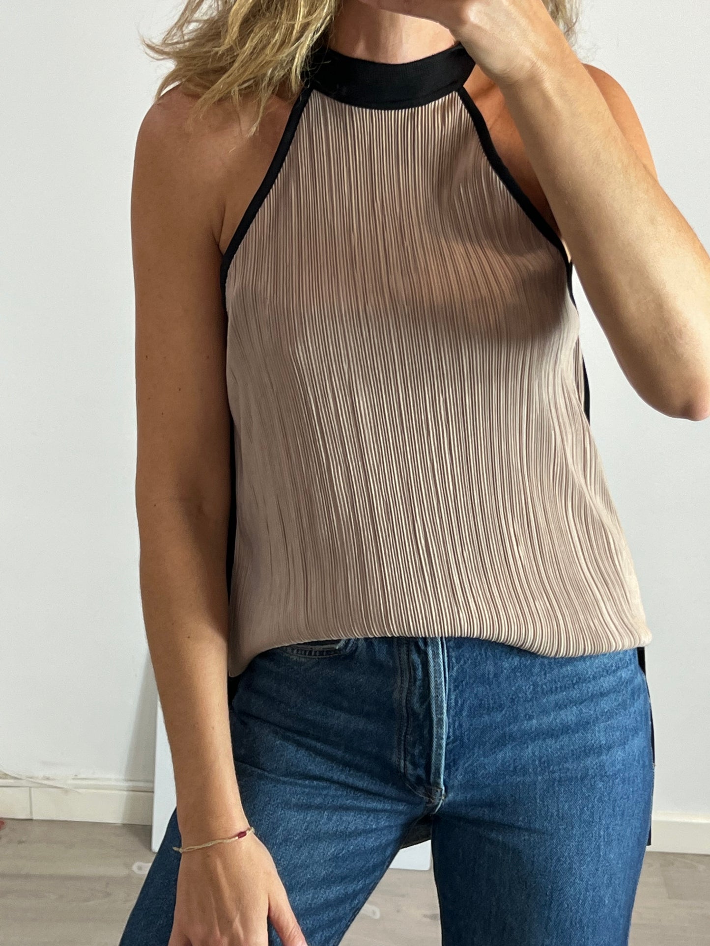 ZARA. Top cuello halter plisado. T M