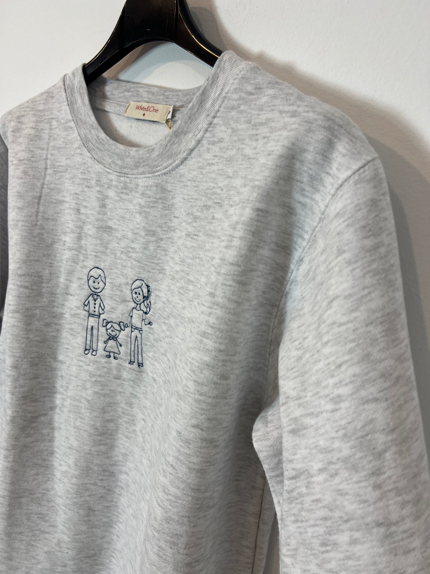 WHITE&ONE. Sudadera gris "familia" T.u(S)