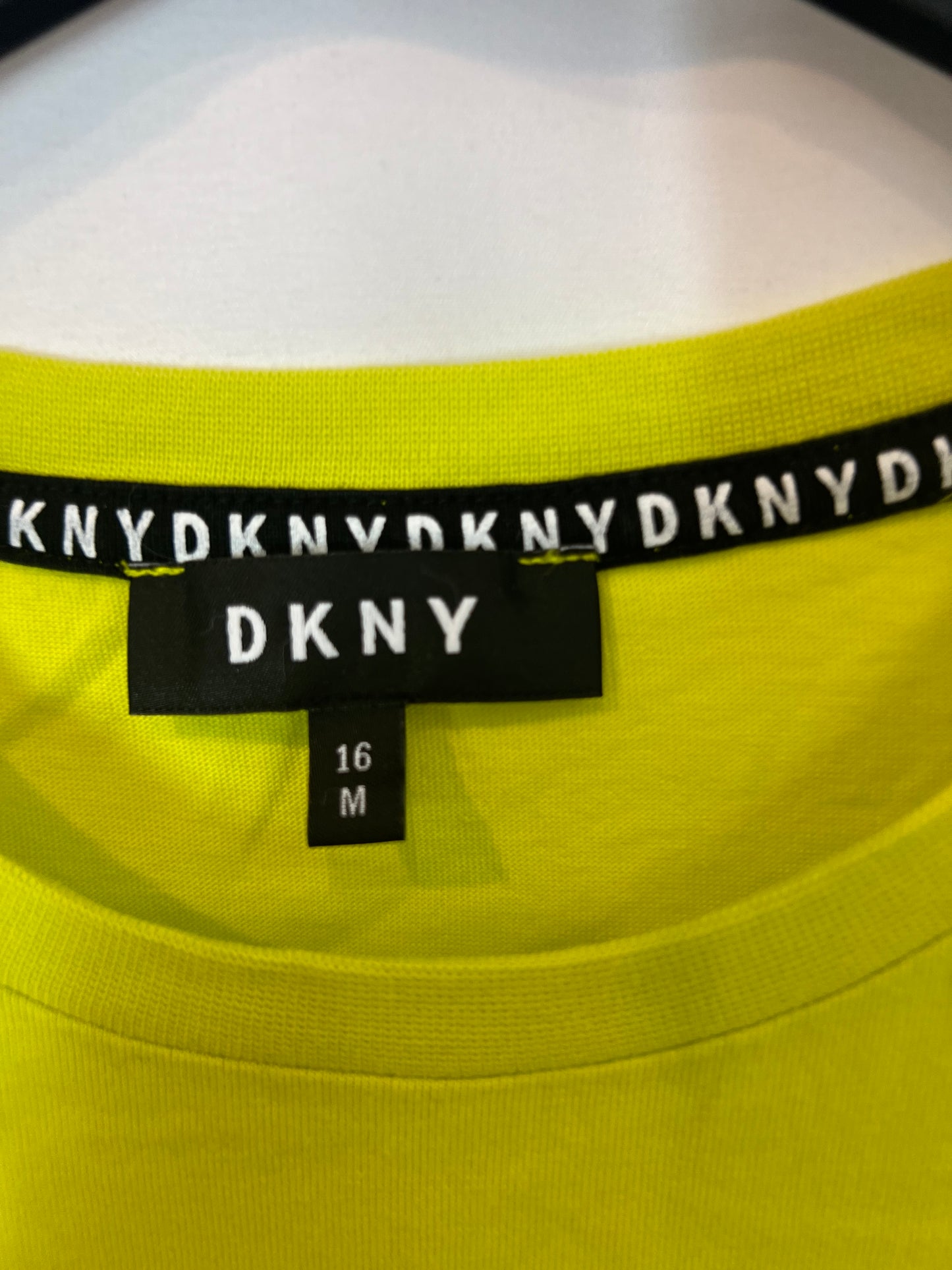 DKNY. Camiseta logo flúor. T 16 años (xs)