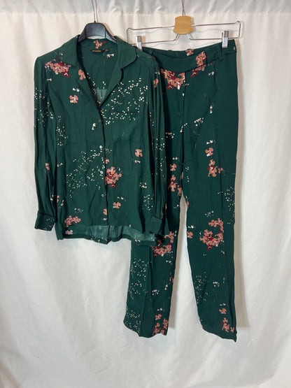 MASSIMO DUTTI. Total look verde flores T.36/38