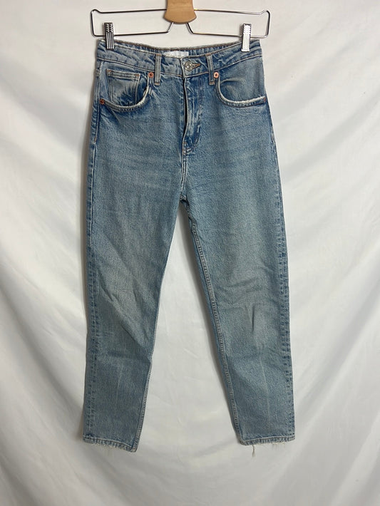 ZARA. Pantalón denim claro. T 34