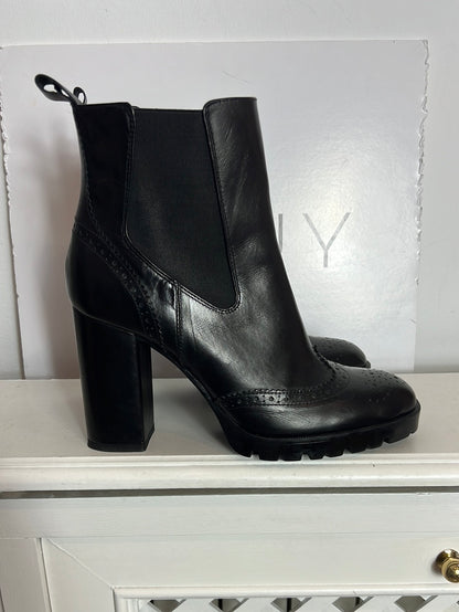 ZARA. Botines negros troquelados. T 41