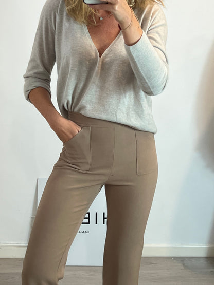 ERRE. Pantalón beige semi elastico T.36