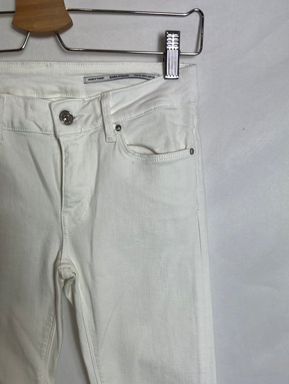 ZARA. Denim blanco acampanado. T 36