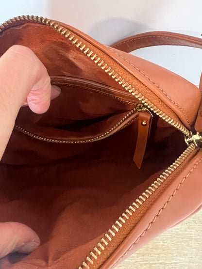 PETITE MENDIGOTE. Bolso piel camel troquelado