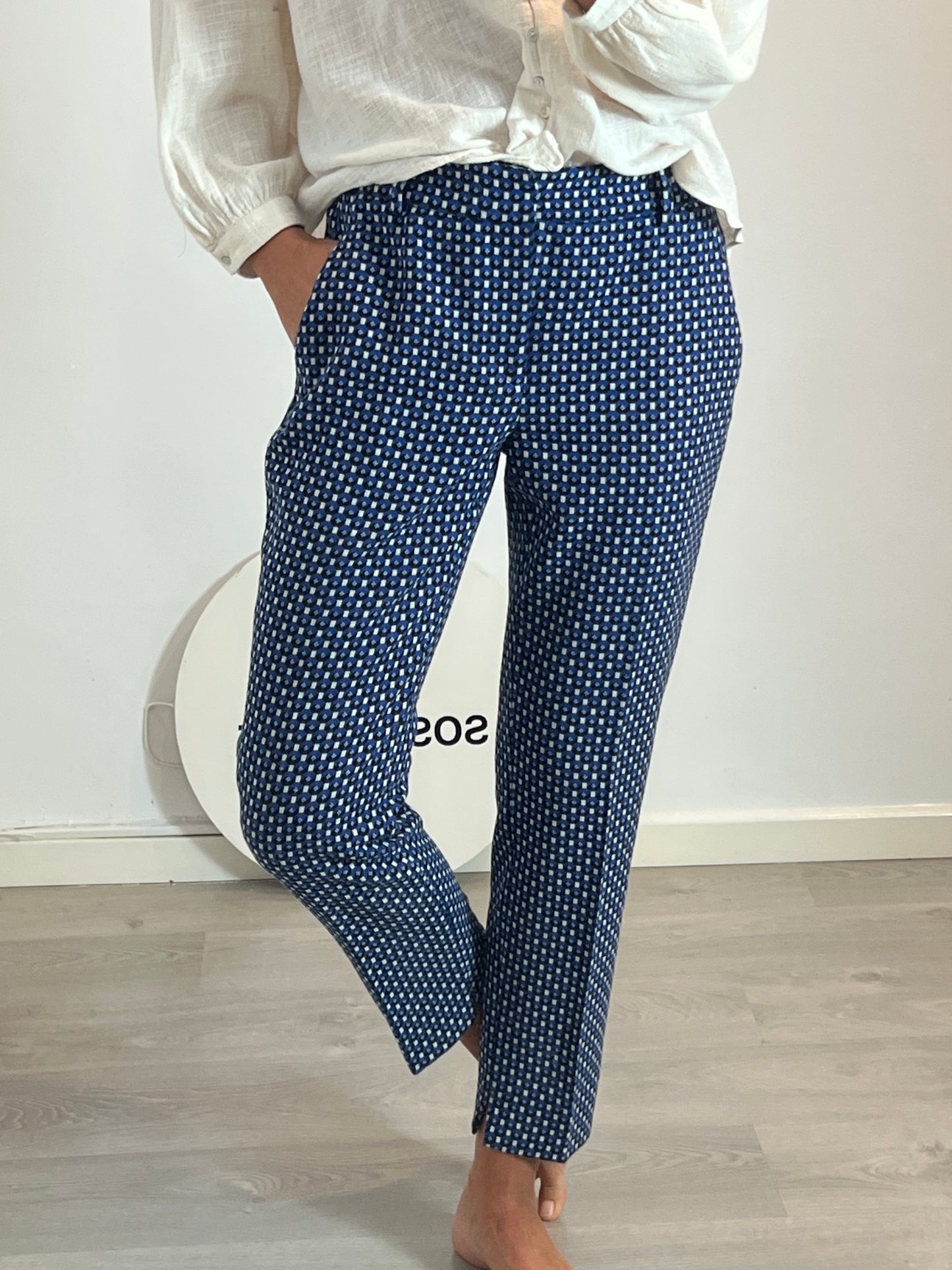 ZARA. Pantalón pinzas estampado retro. T 38