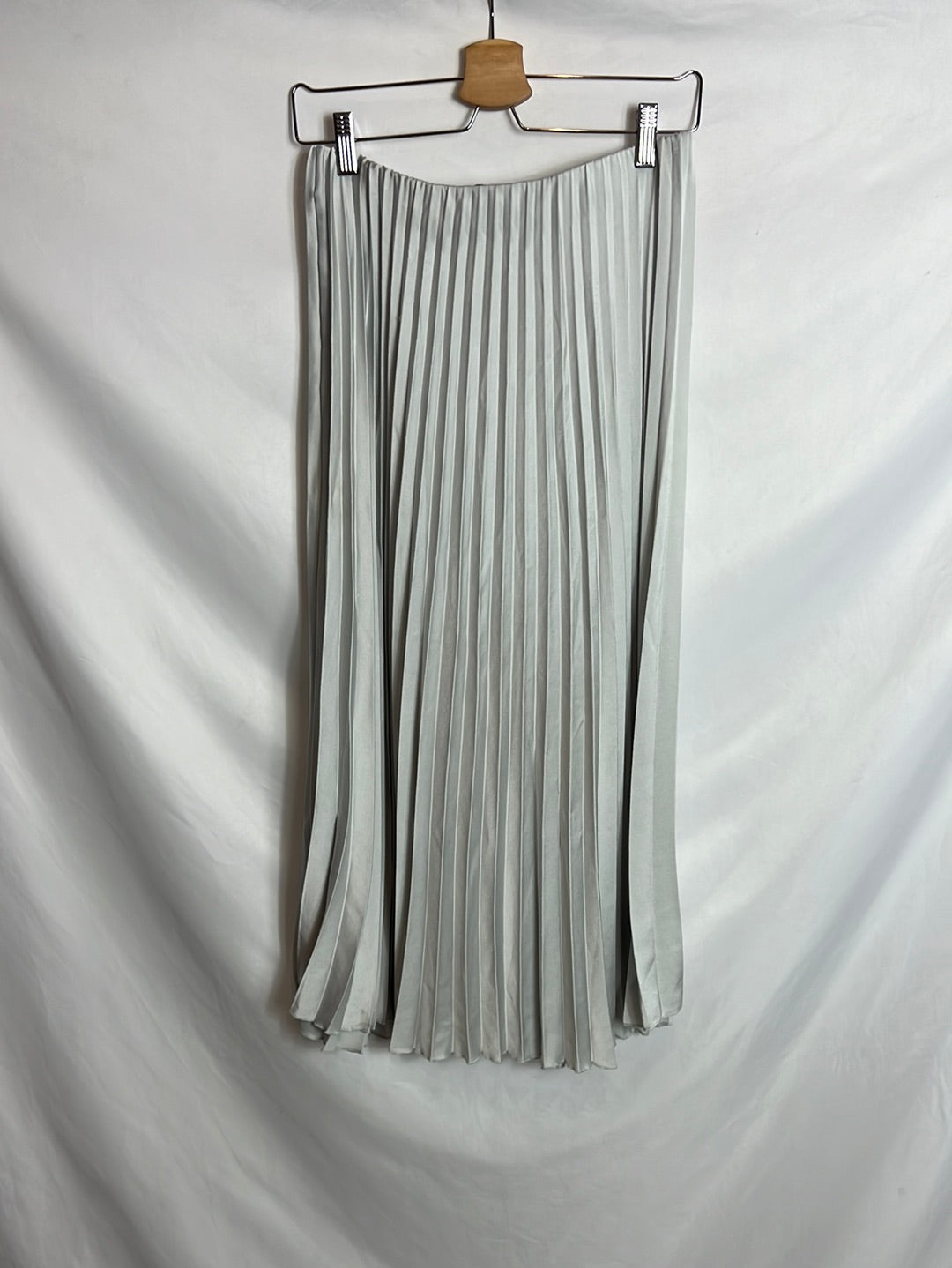 ZARA. Falda midi plisada gris claro. T M